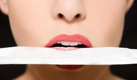 适合日常涂的口红不沾杯,口红怎样涂不显唇纹