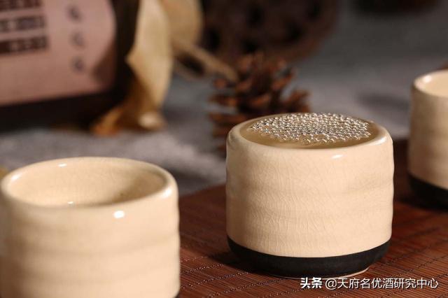 浓香型白酒入口有些酸味,怎么去除白酒中的酸味