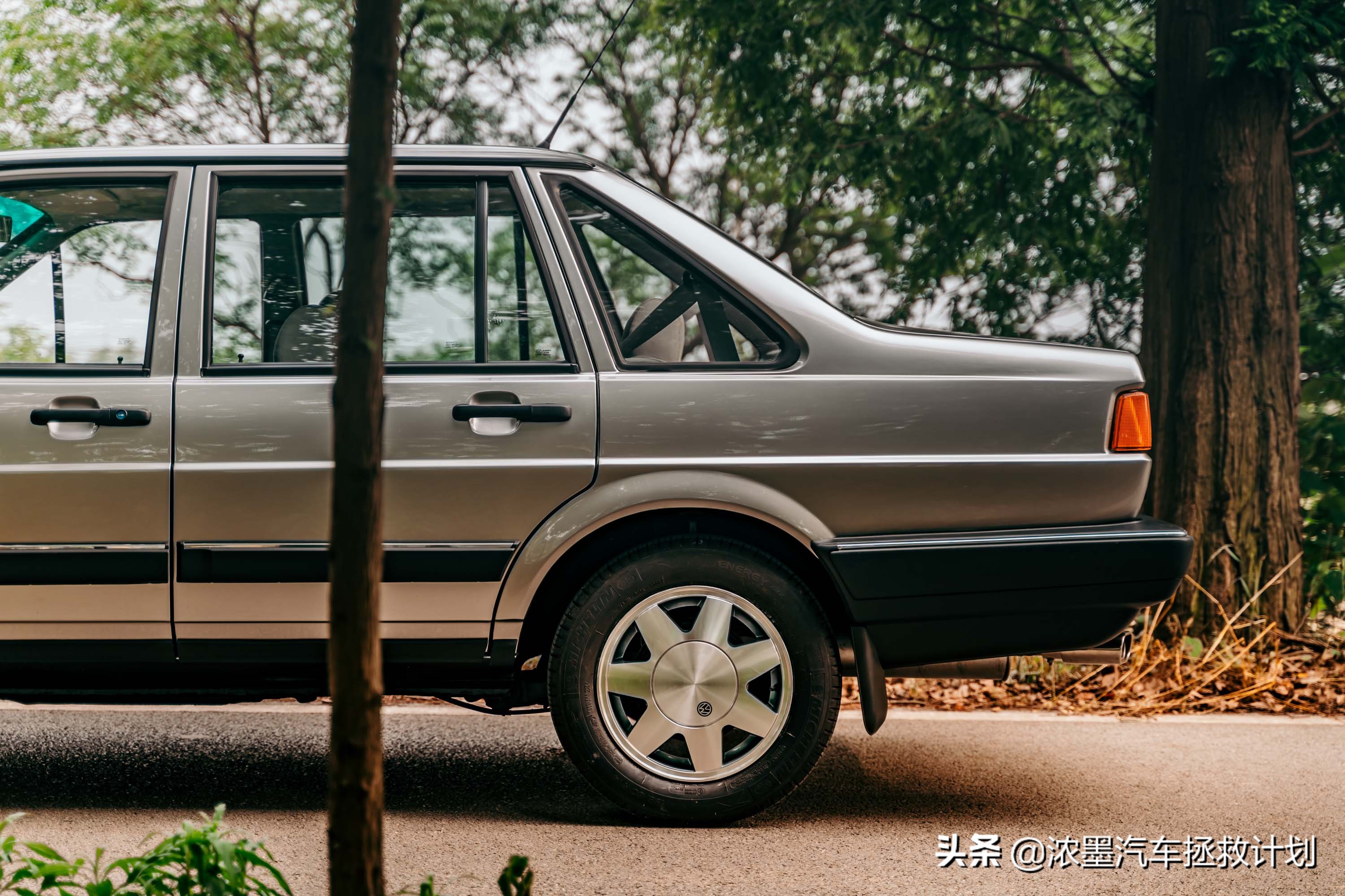 「妙手生花」重建一台战损级桑塔纳，带给它历经千般后的华丽重生