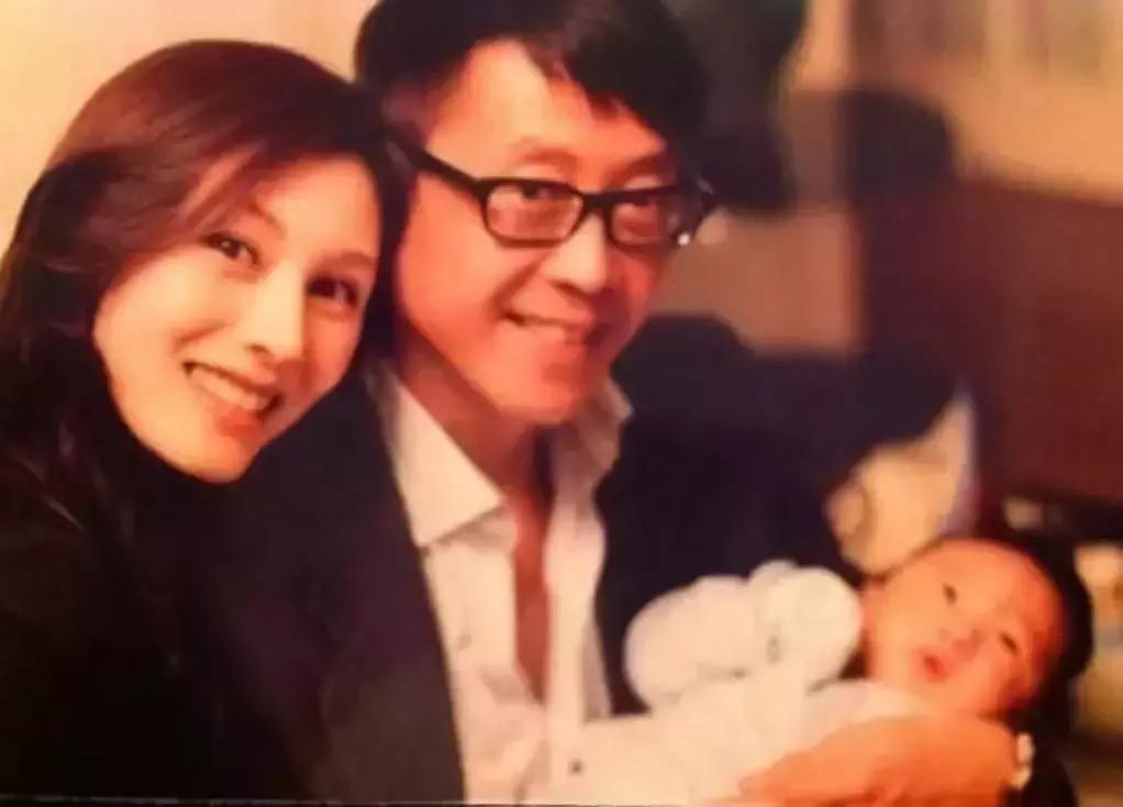 从明星到阔太李嘉欣奋斗了20年,豪门阔太李嘉欣复出捞金