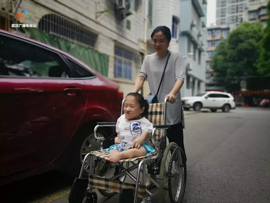 三轮车夫收养女孩,三轮车夫收养玻璃女孩30年