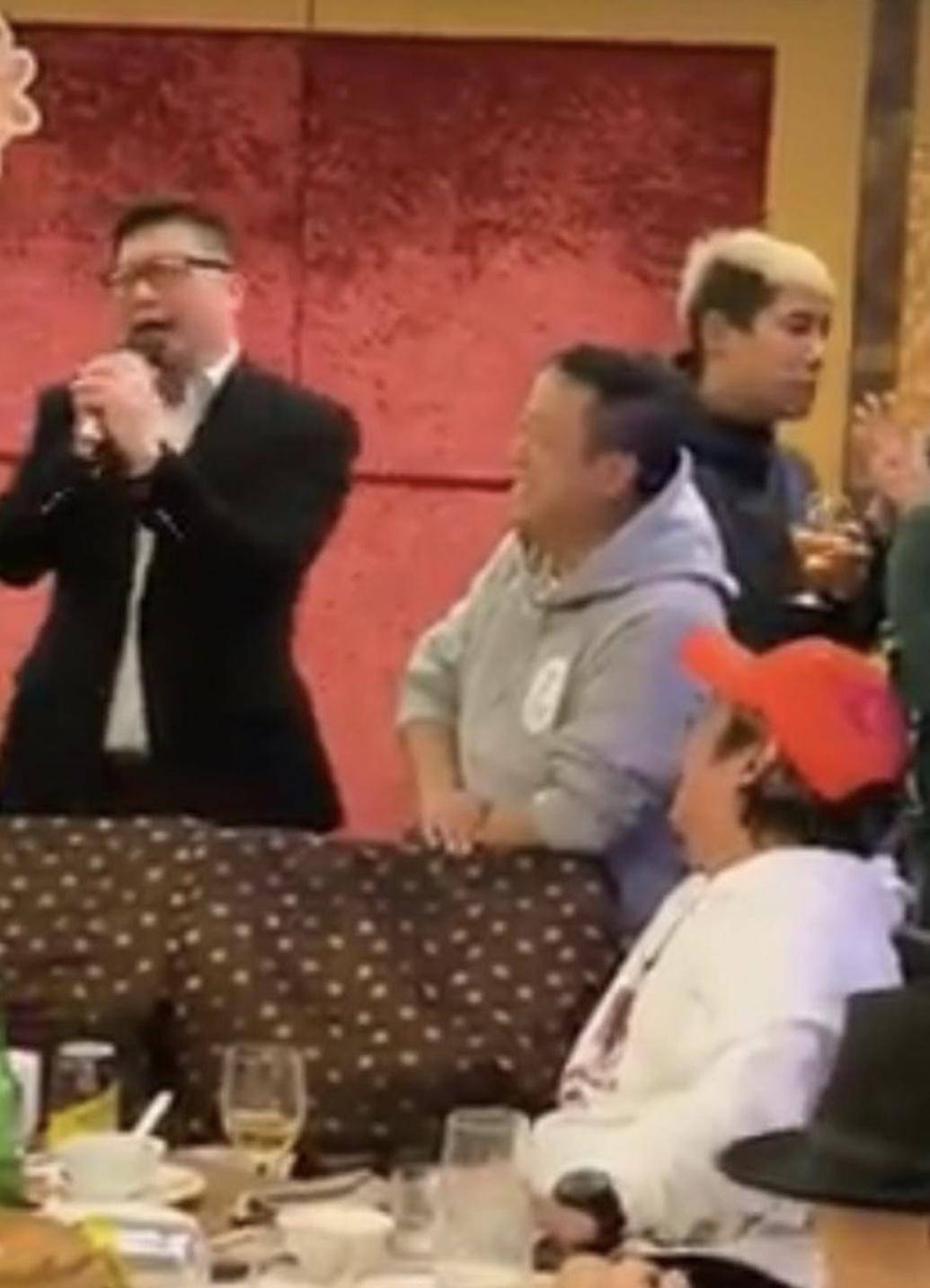 警务署署长与众明星聚餐联络感情聚会上大方与多人合唱经典老歌