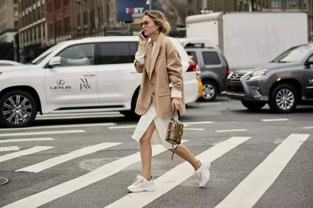 天气回暖怎么穿?裙子+运动鞋是时尚人群中热度最高的搭配法则