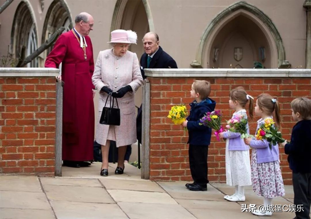92岁英女王凯特,英女王接受小朋友献花