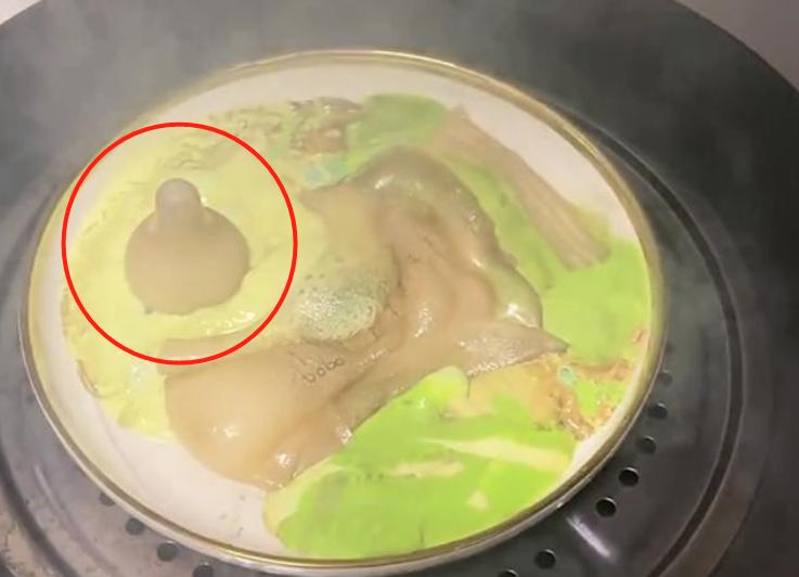 宝妈把奶瓶蒸成“大饼”，只有奶嘴屹立不倒，宝宝的“饭碗”砸了