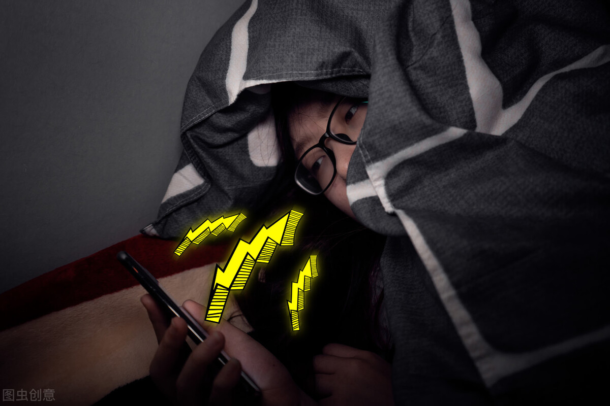 都是玩手机!为什么?女性和矮个子居然更容易脖子疼