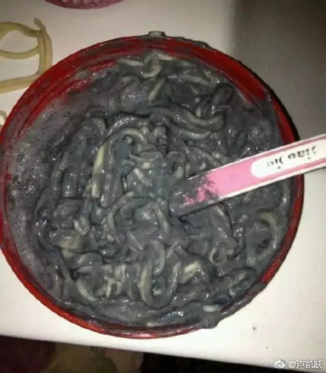 请广大“师奶”引以为戒，打死都不要让你老公入厨房