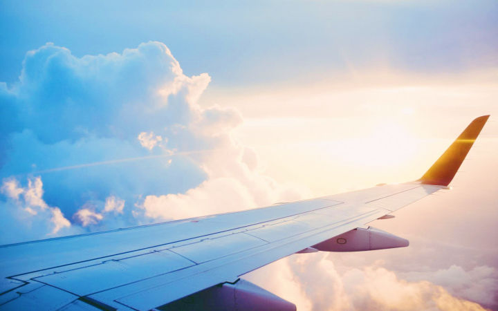 飞机上什么座位比较稳,飞机上座位选哪里最安全