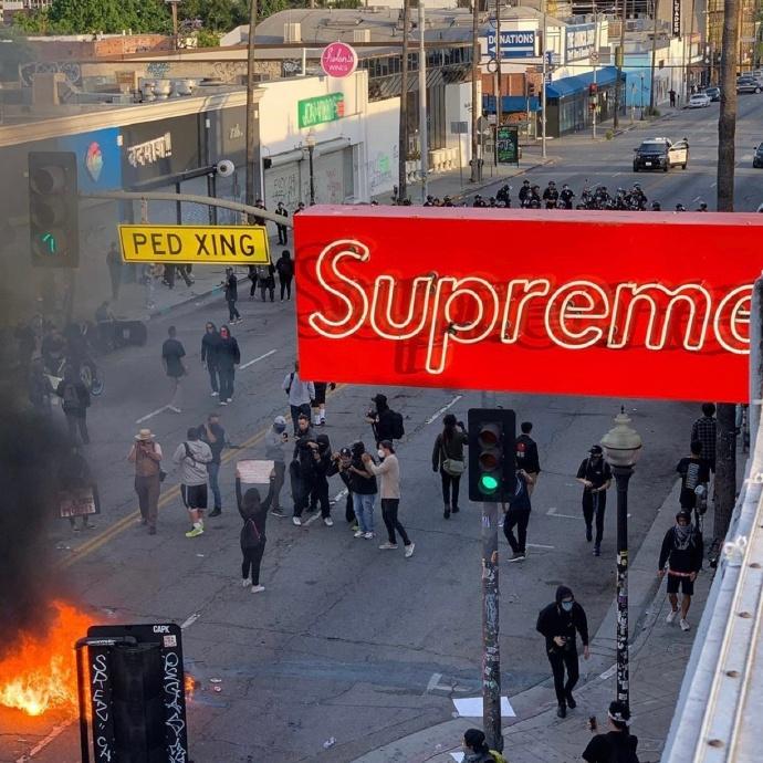 多家潮店被砸抢，JR斯密斯殴打*行游**白人，乔丹坐不住了