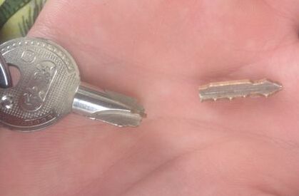 锁里断钥匙怎样取出,里外可开的锁钥匙断了如何取出