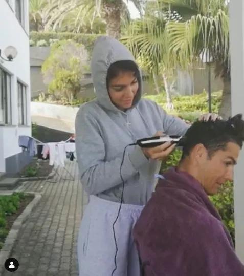 c罗和女朋友游泳,37岁c罗自律身材