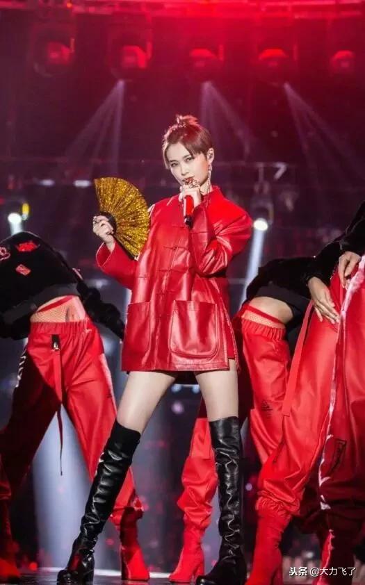 李宇春现场头戴面具,李宇春最新裙装