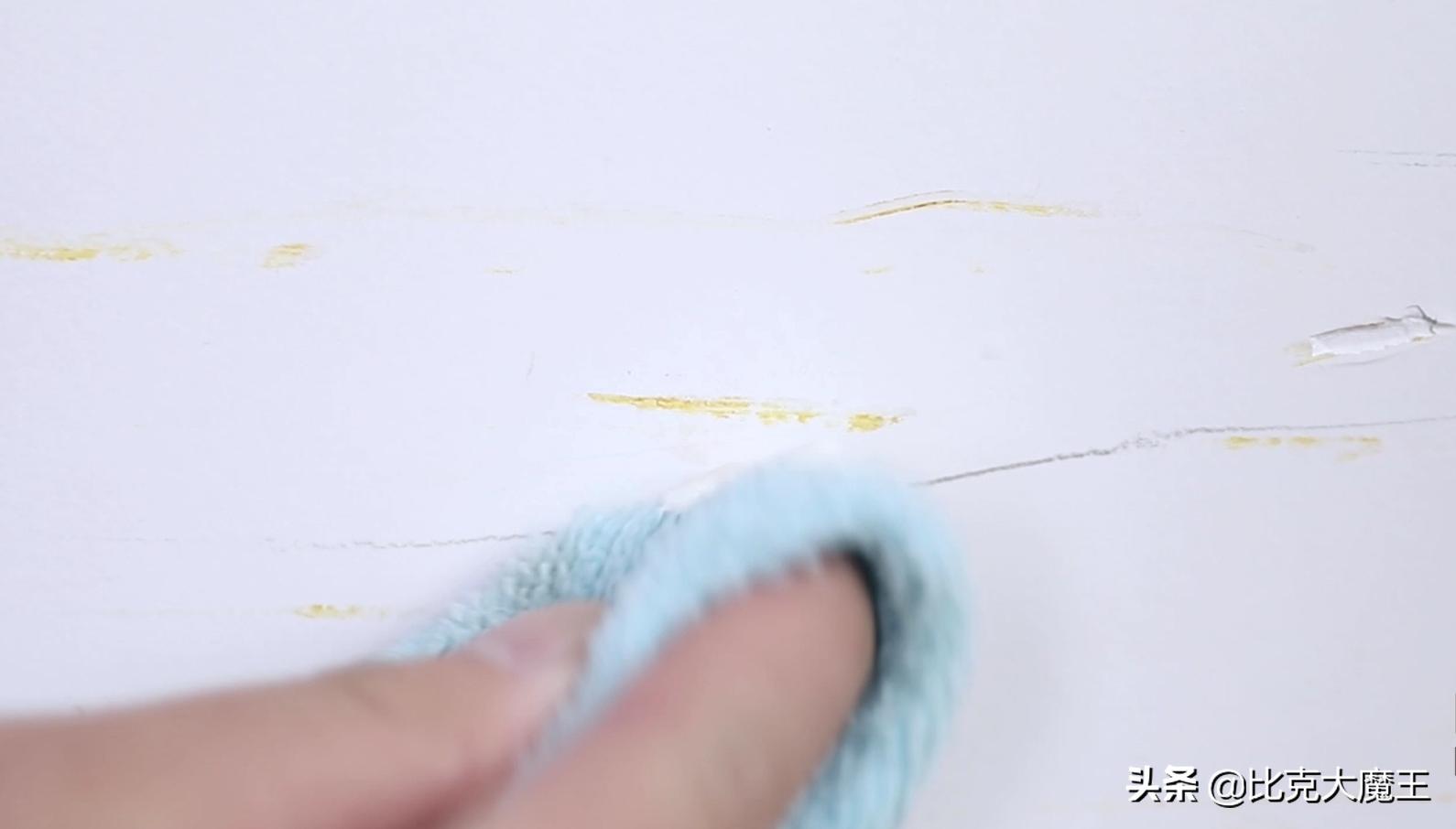 白墙脏了最好别用水擦,白墙脏了不用重新刷教你一招