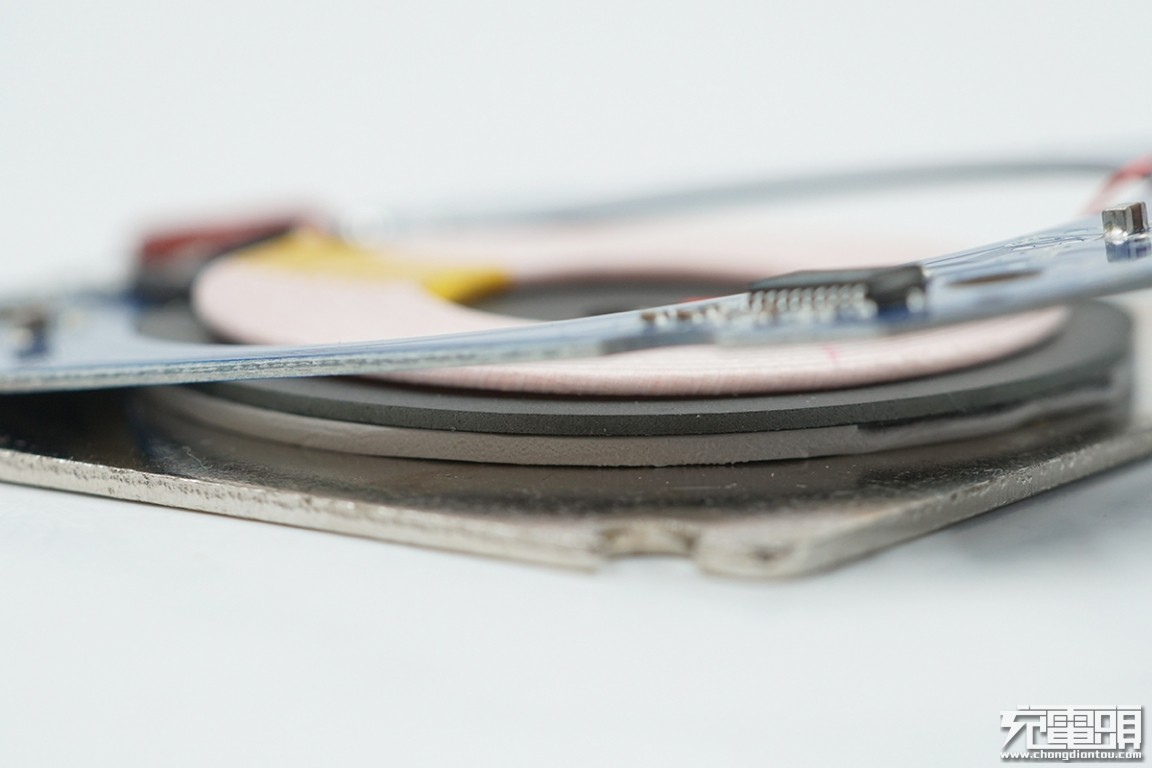 绿联无线充电宝拆解,绿联30瓦充电器拆解