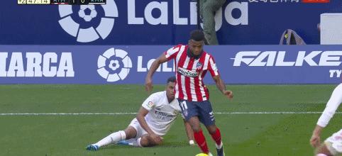 看着都疼的名场面足球,世界足坛十大恶意犯规