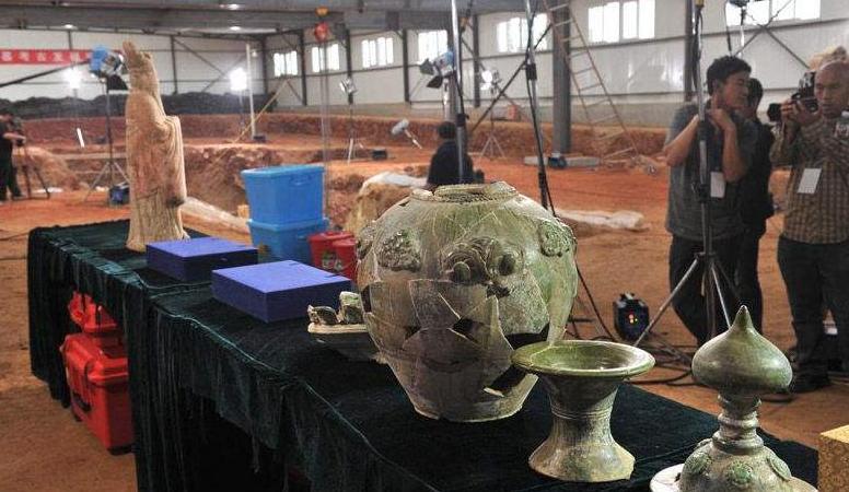 皇帝古墓挖掘真实记录,古墓考古纪录片棺椁中的发现