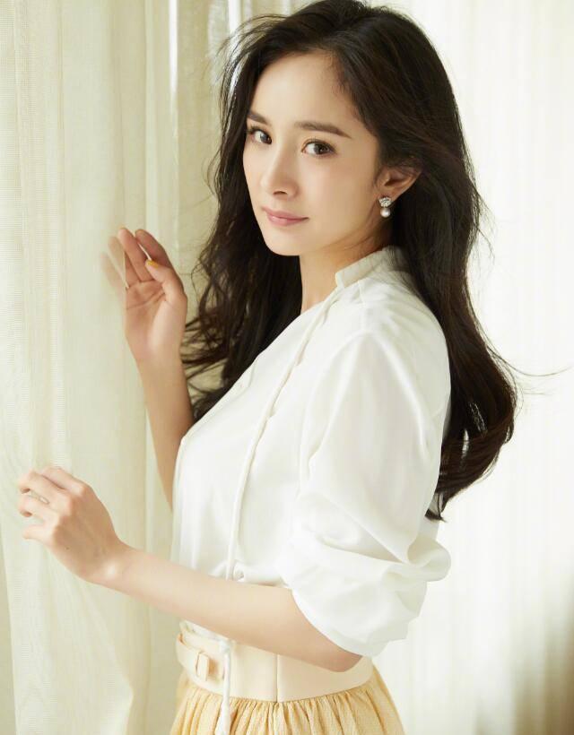 杨幂在李佳琦直播间量腿围,杨幂出现李佳琦直播间