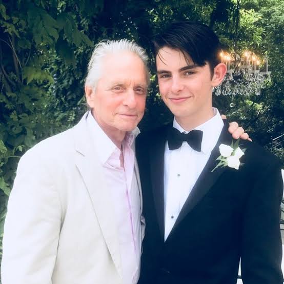 53岁泽塔琼斯和女儿,泽塔琼斯17岁照片公认