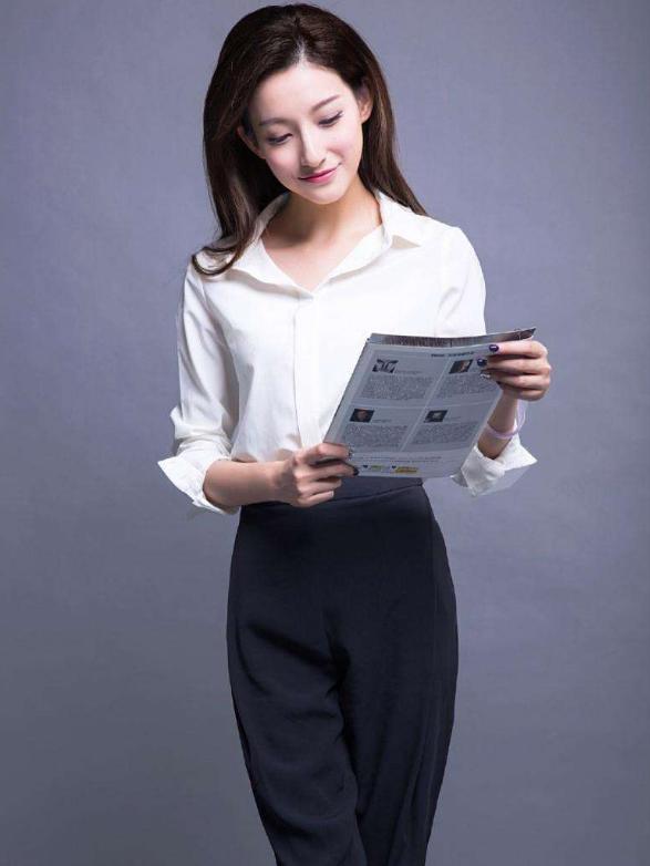 她曾18岁走秀不慎掉落泳裤：坚持走完，如今成央视美女主持人