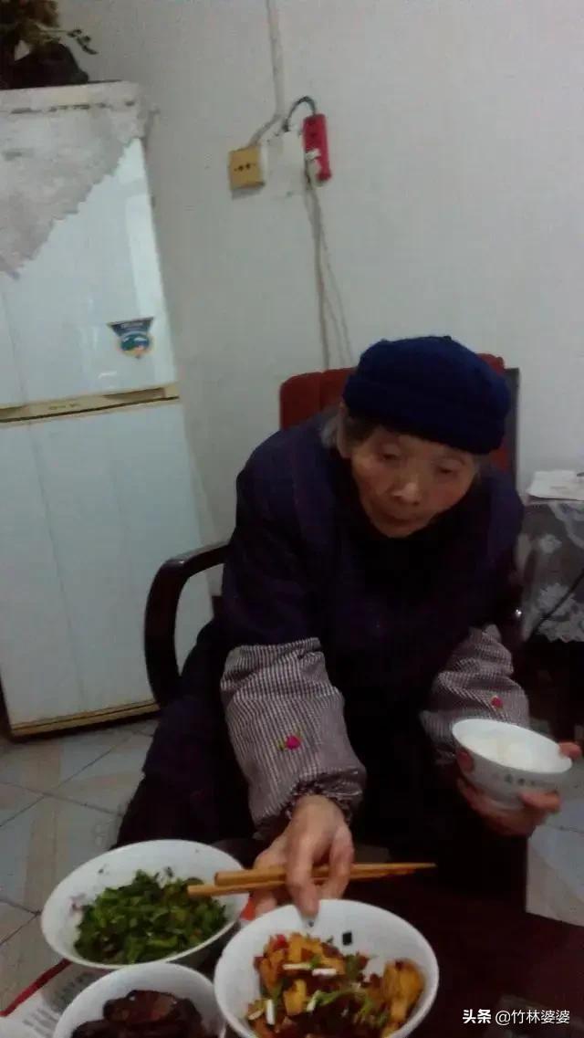 我的邻居奶奶92岁，我没来得及给她送别