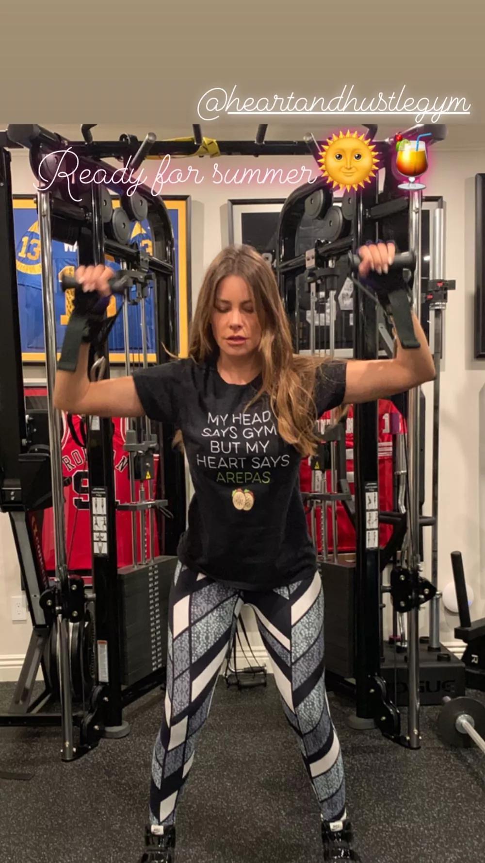 “全球第一美女”Gloria私生活，迷倒阿汤哥，二嫁豪门，年入两亿