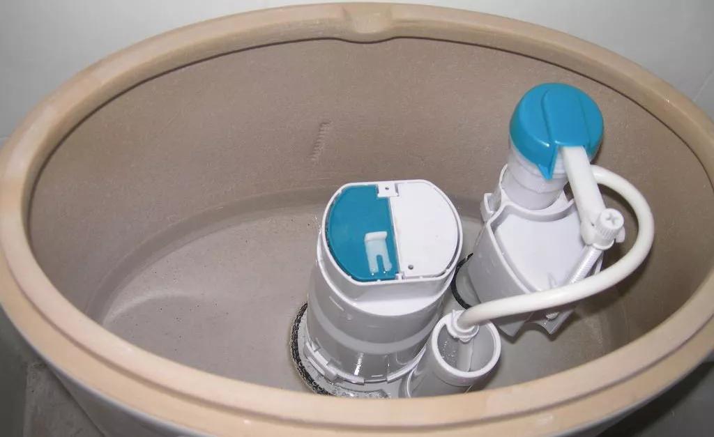 马桶水量小只能冲一次,马桶小冲水键按下去一箱水没了