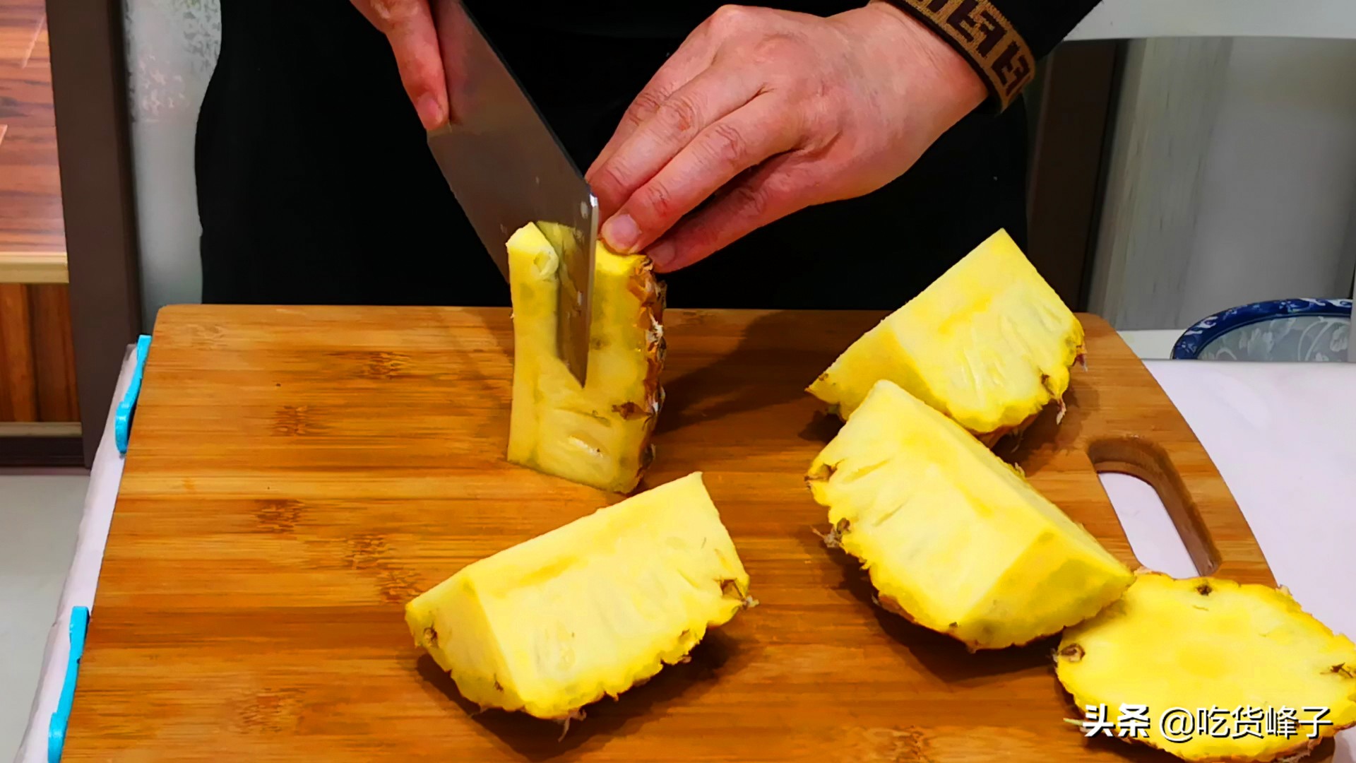 教你菠萝这样切，水果店老板不削皮都不怕，简单又快速，还不脏手
