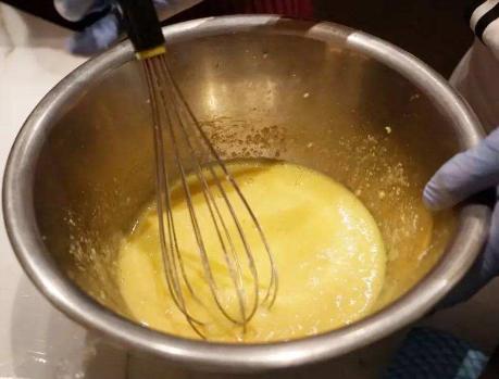 电饭锅怎么做蛋糕又软又蓬松简单,电饭锅蛋糕做法家庭版无面粉