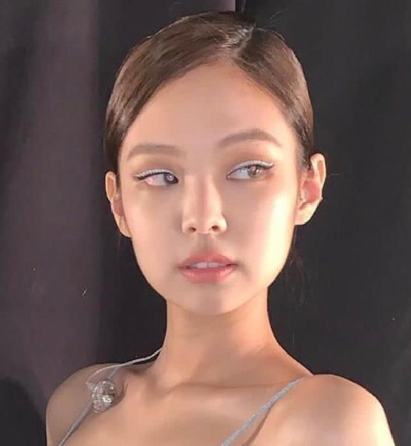 jennie金智妮blackpink斜肩,金智妮穿露腰装