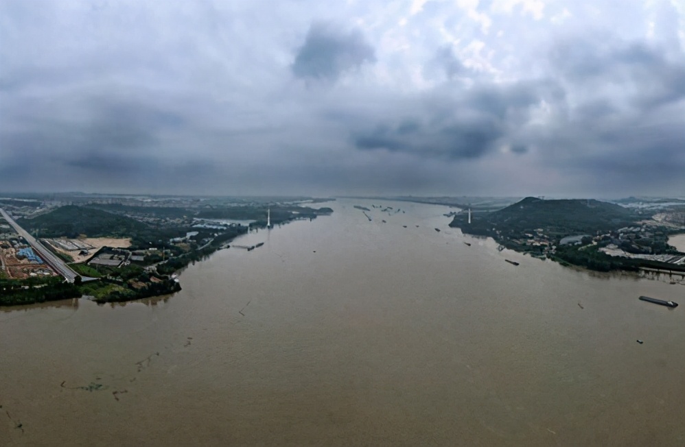 毛主席畅游长江后写下一首词，不仅用典精湛，词意也行云流水