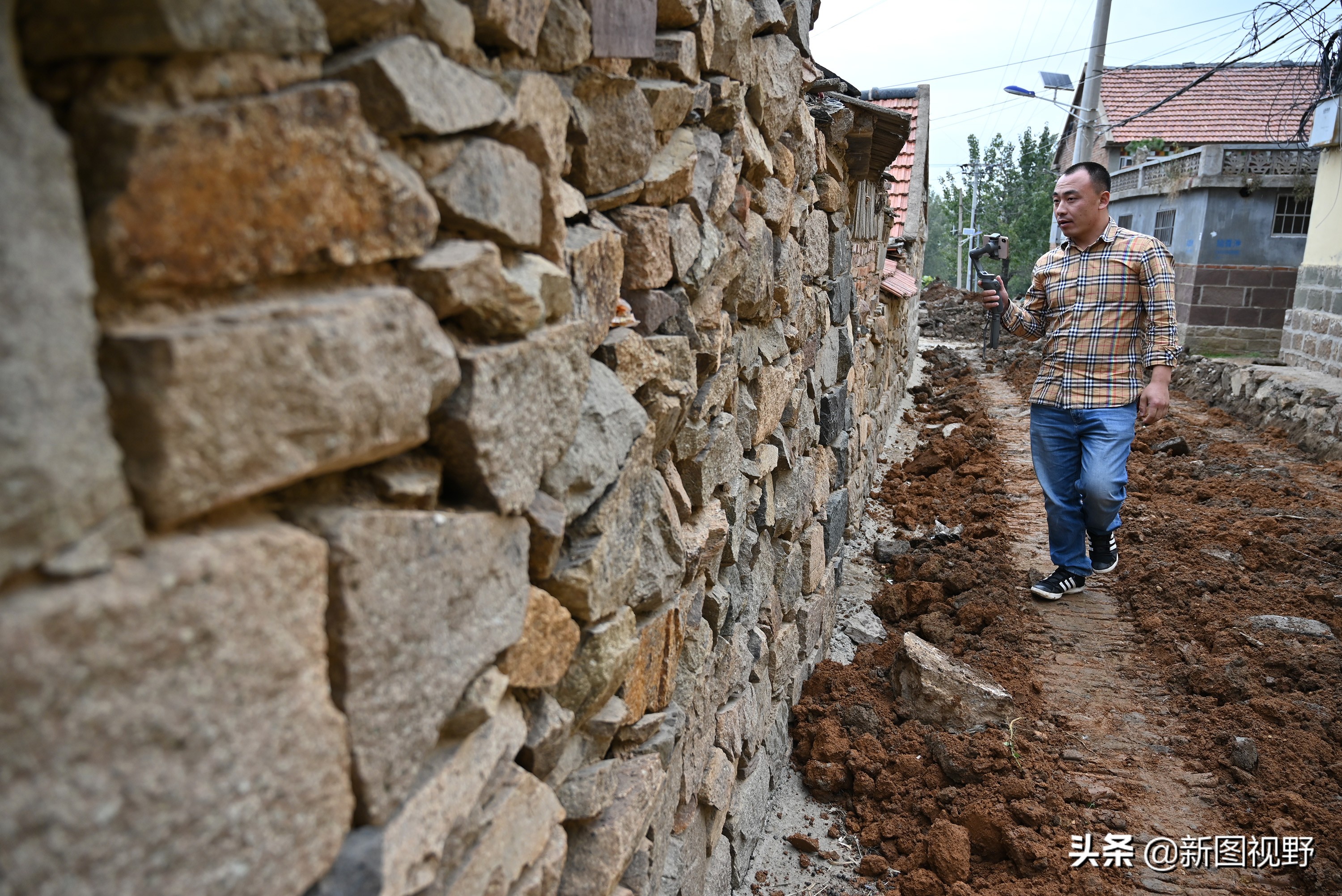 男子返乡拍短视频创业，3个月卖出10万元土货，带火了农村大集