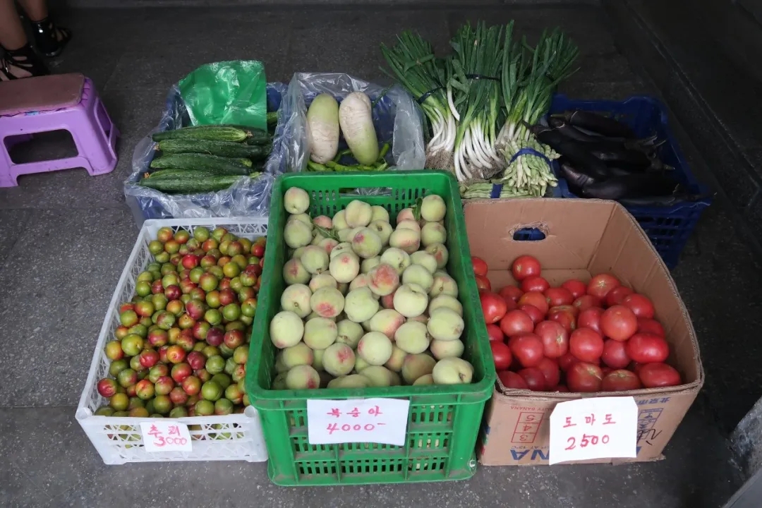 朝鲜小卖部卖东西,朝鲜便利店买香烟的图片