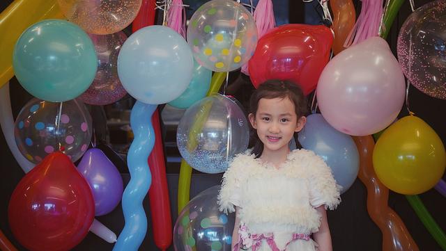 黄磊女儿多多穿长裙聚会,黄磊女儿多多吊带红唇