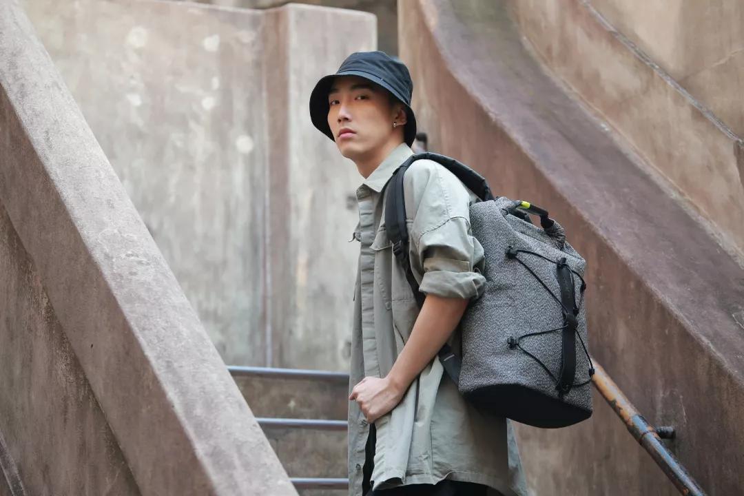 型男出街必备：刀割不入、风雨不侵，这款硬核背包丢大街都偷不走