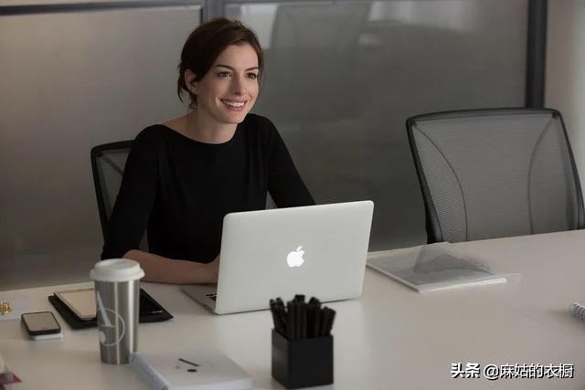 实习生里安妮海瑟薇的衣服品牌,安妮海瑟薇实习生穿搭