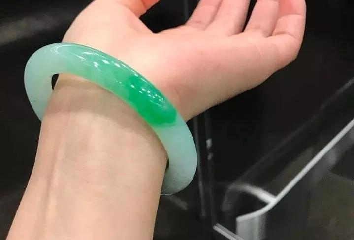 试戴手镯手痛怎么救治,翡翠手镯变形