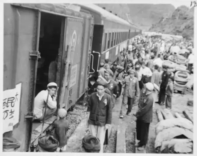 80岁老爷爷的眼睛,80年代的年轻人眼里全是光