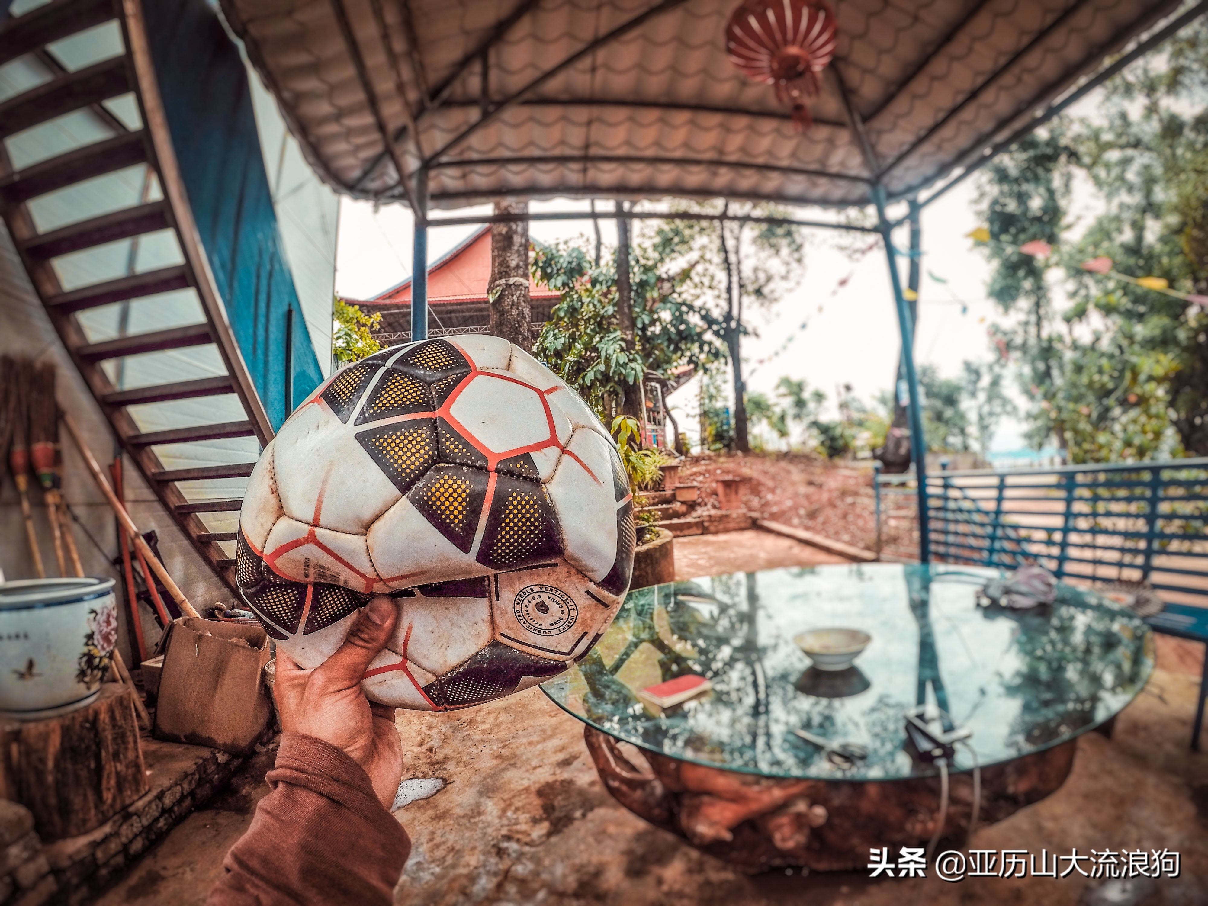 中缅边境的佛寺,旅途中遇到藏区僧人