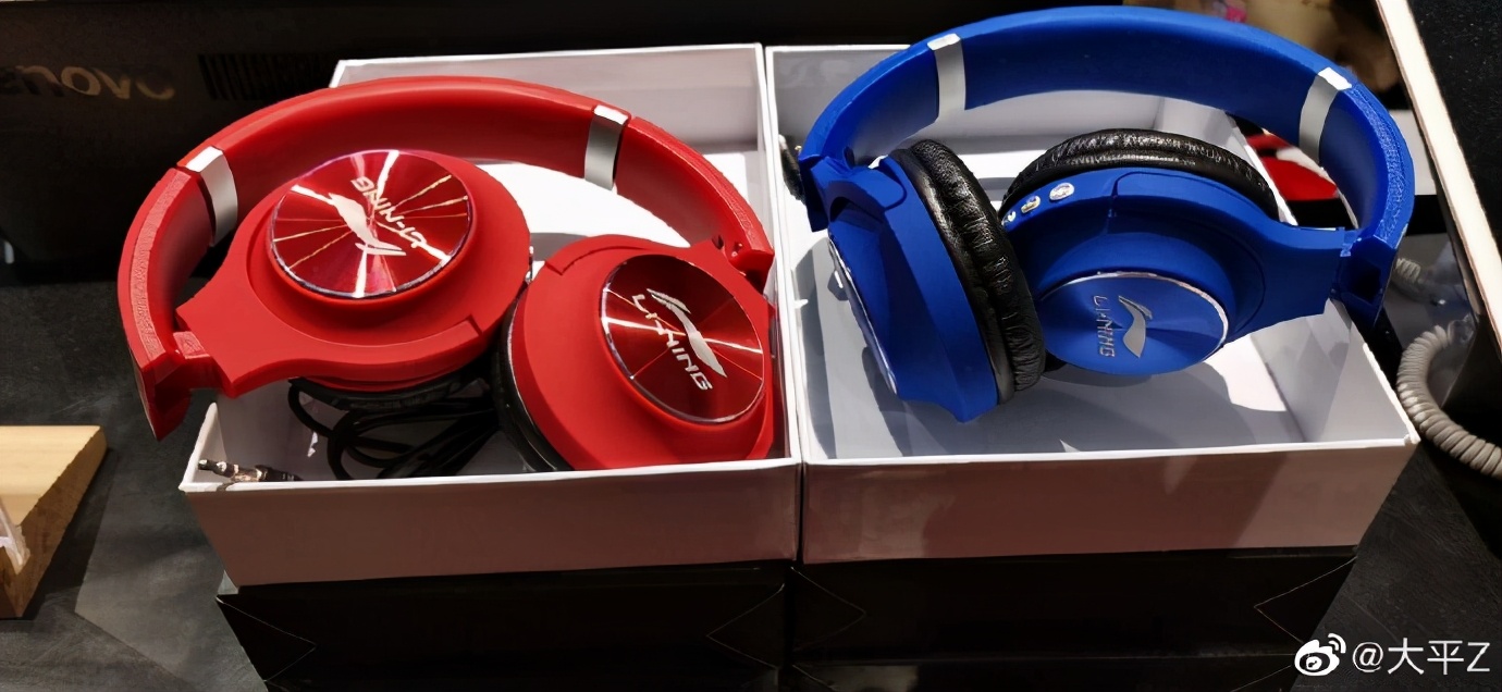 在李宁你不光能买到百纳配色弧ACE，甚至还能买到MAC彩妆