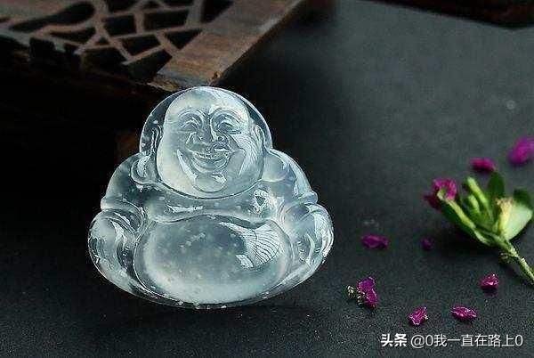 翡翠里面的棉有通透和不通透分布,翡翠里棉絮多是真假