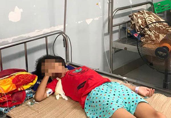 粗心店家将硫酸当成水卖给11岁女孩，治疗1个月女孩仍不能进食