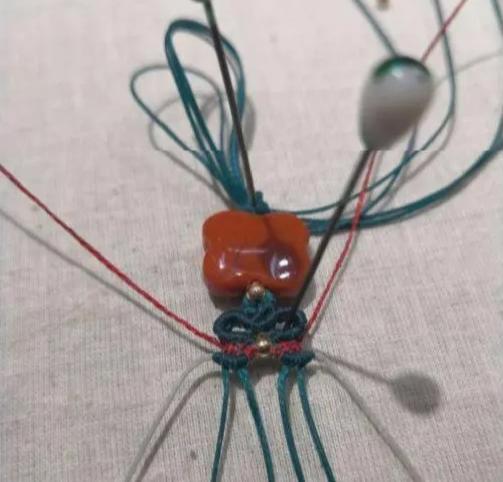小孔转运珠编绳手链教程,2个珠子的小挂坠