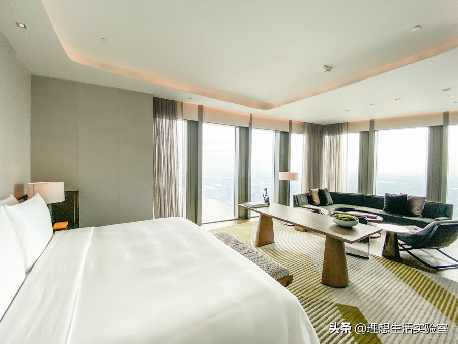 住在广州瑰丽酒店看外面风景,广州瑰丽酒店看到整个广州夜景