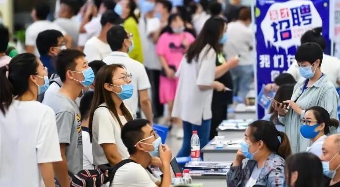 「12.2新闻速递」浸大学生会会长方仲贤被捕;《我和僵尸有个约会》重启;澳门11月*彩博**收入下挫七成