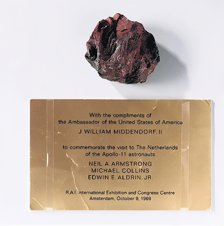 美国人登月球是真是假,阿波罗登月拿回月岩了吗