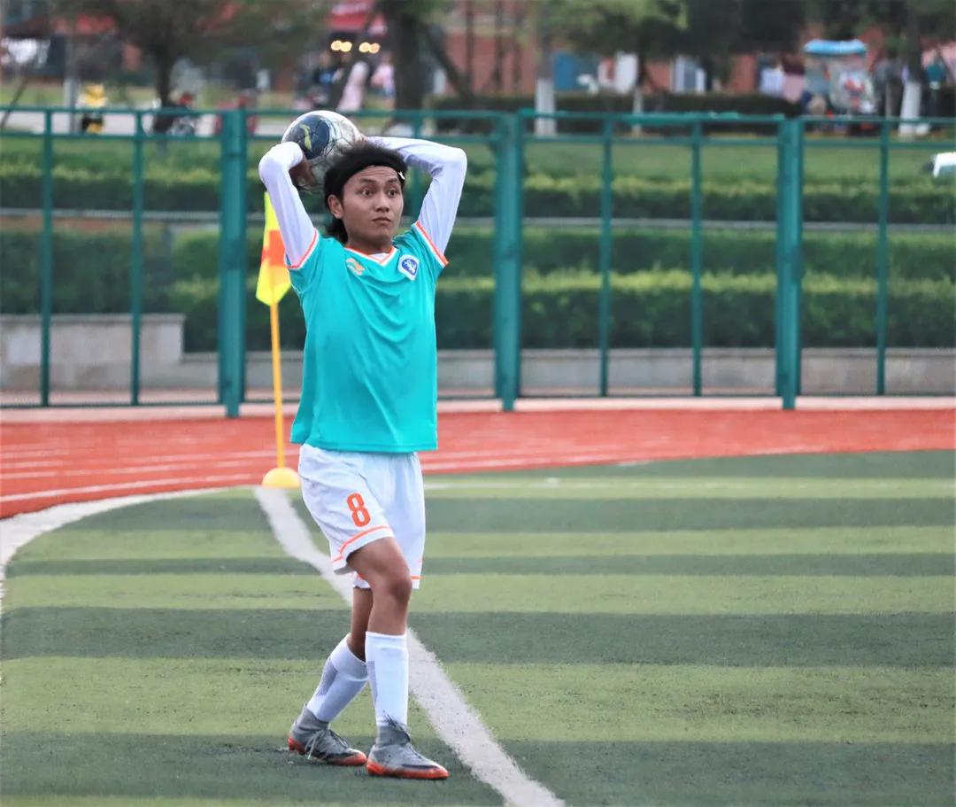 汗水留在足球场,这个夏天绿茵场足球