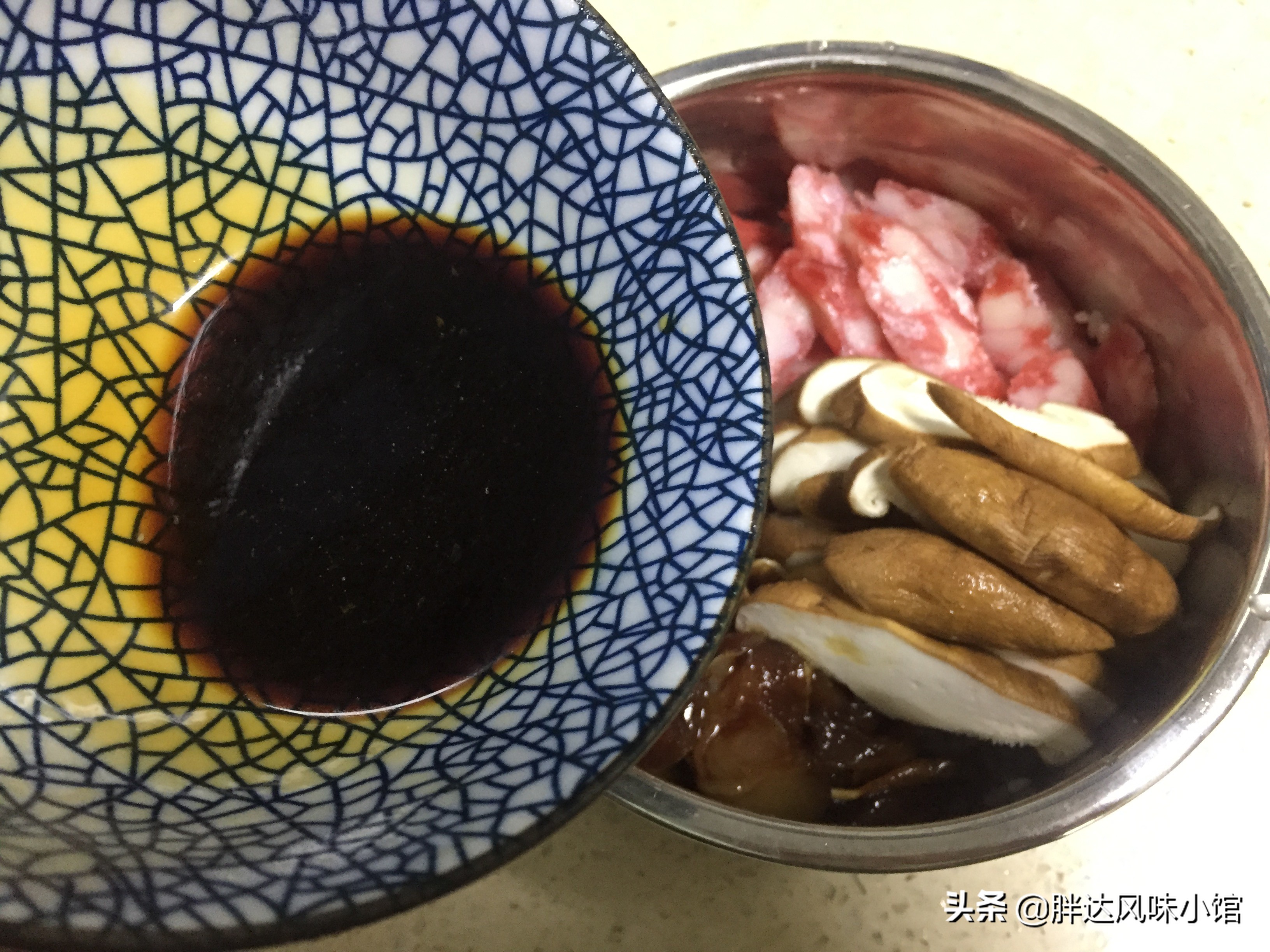 鸡肉只能炖汤喝？这样做好吃到一碗接一碗，香菇腊肠焖鸡饭