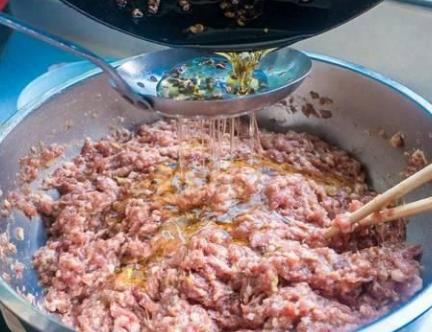 怎样调肉馅才会鲜嫩多汁,调肉馅的调料配方