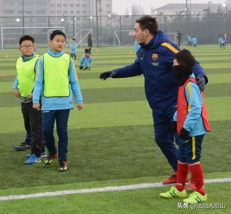 长着外国脸的中国小孩,长着中国脸的外国足球运动员