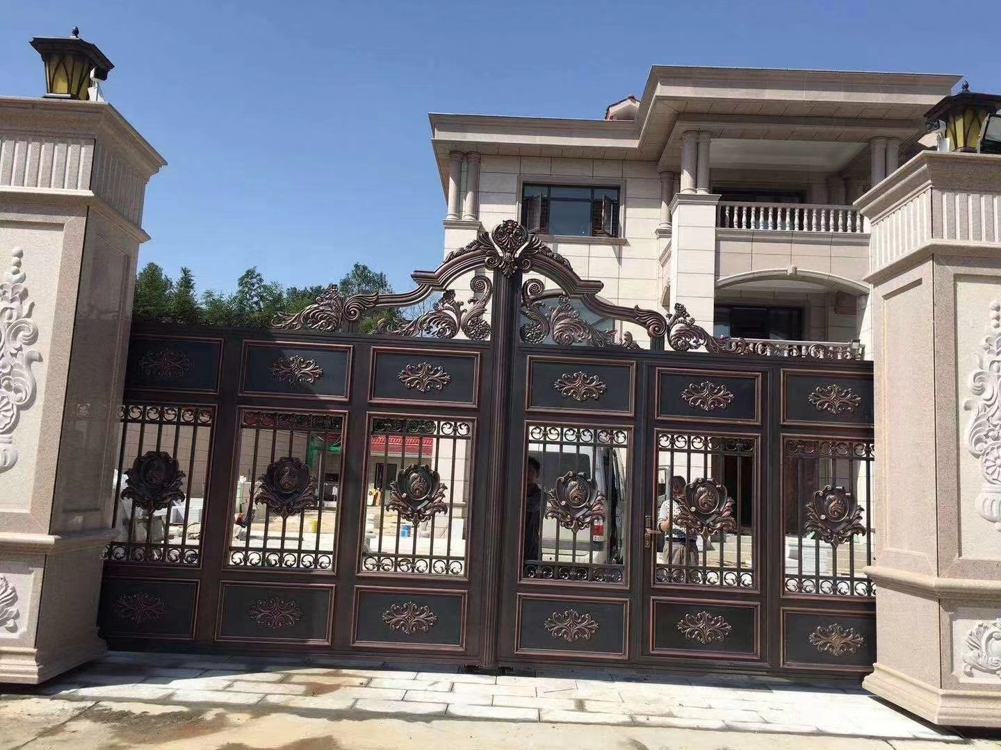 双开铝艺大门安装,双开铝艺大门